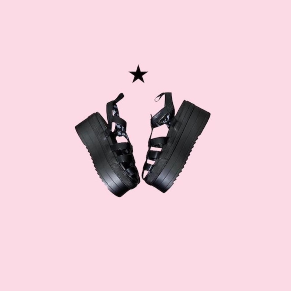 SUPER CUTE DOLLSKILL PLATFORM SANDALS